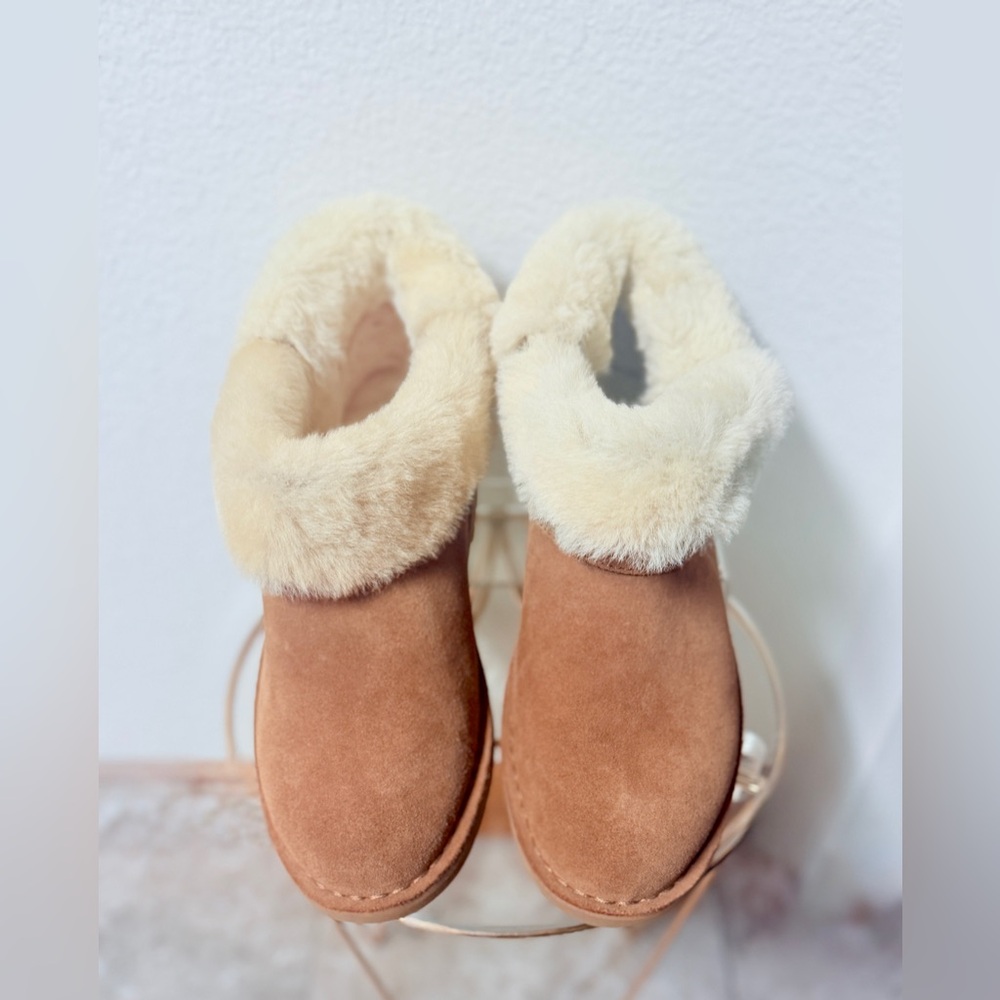 New UGG Tan Suede Boots with Sheepskin Fur - Picture 7 of 7